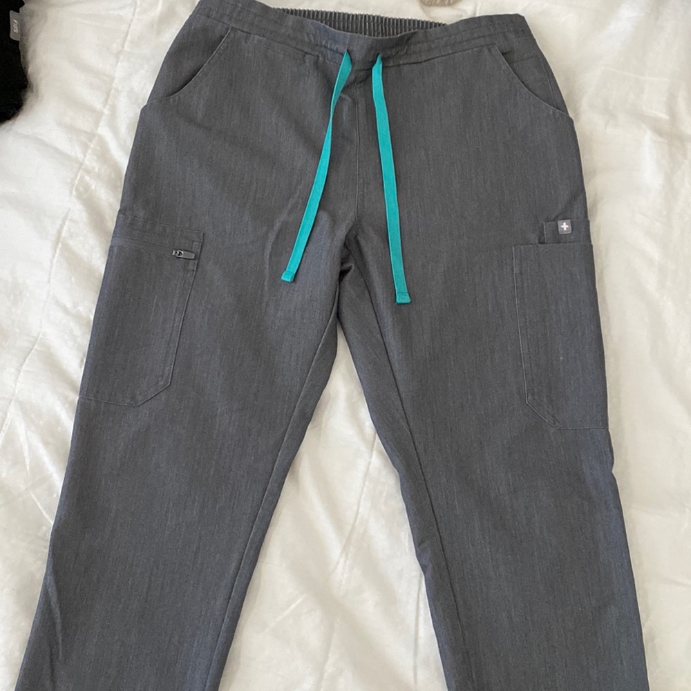 Women’s Figs “Yola Skinny” Graphite Scrub Pants